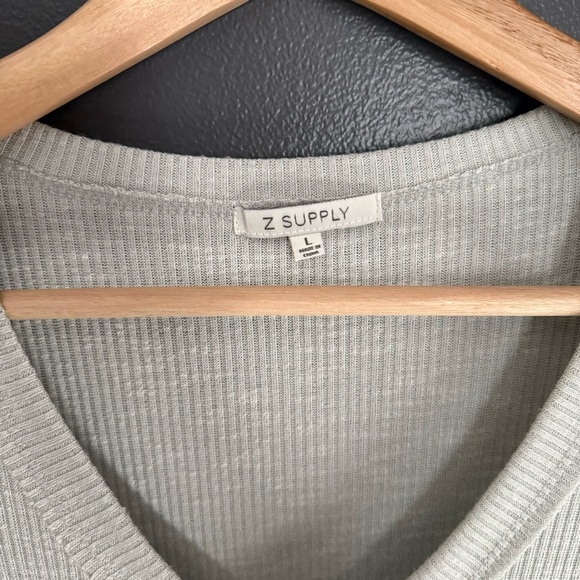 Z Supply Women Seafoam Green Deep V Neck Ribbed Tee Shirt with Scoop Hem Large - Picture 5 of 5